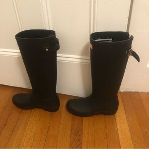 HUNTER RAIN BOOTS. Size 6.